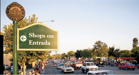 Businesses on Entrada Avenue affected by construction and lack of parking