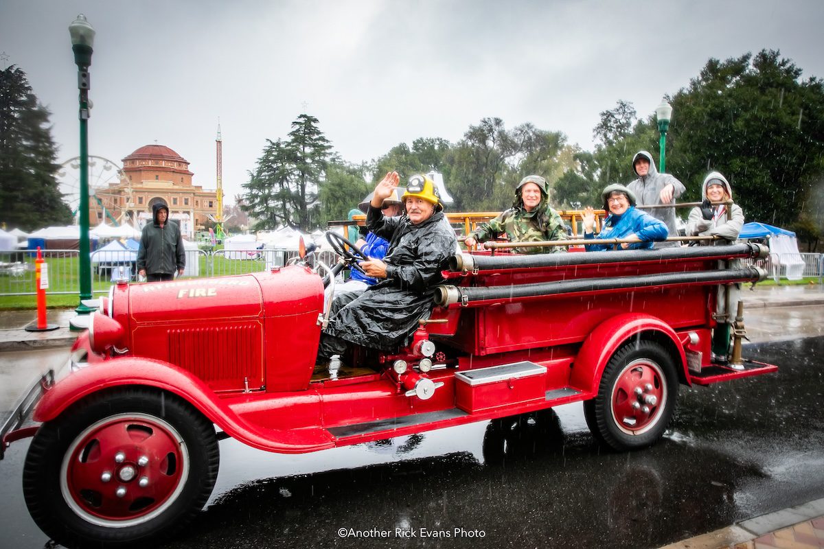 Rain doesn't stop Colony Days Parade and Fall Festival