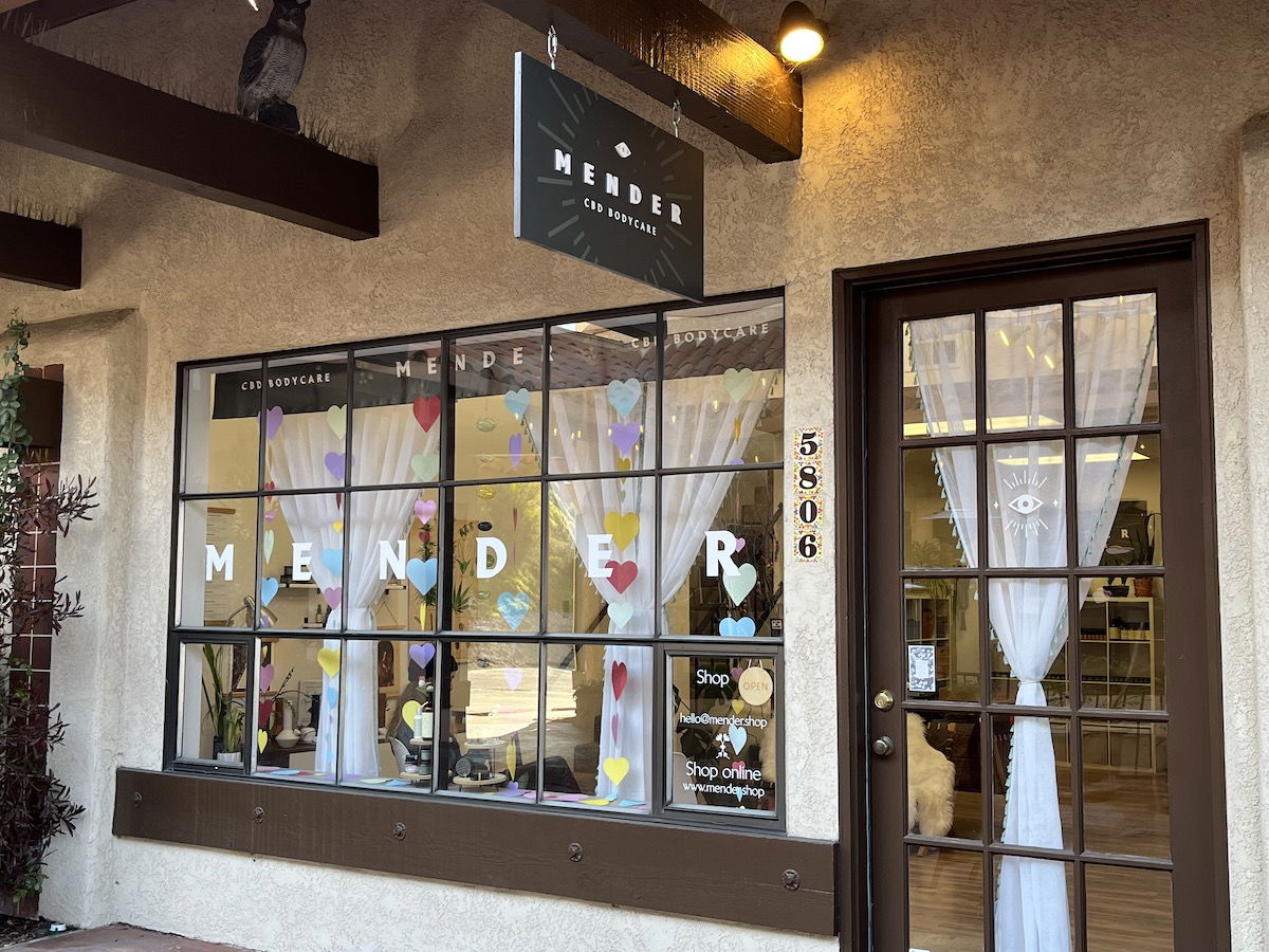 Atascadero Puts Up Heart Displays in Business Windows During February