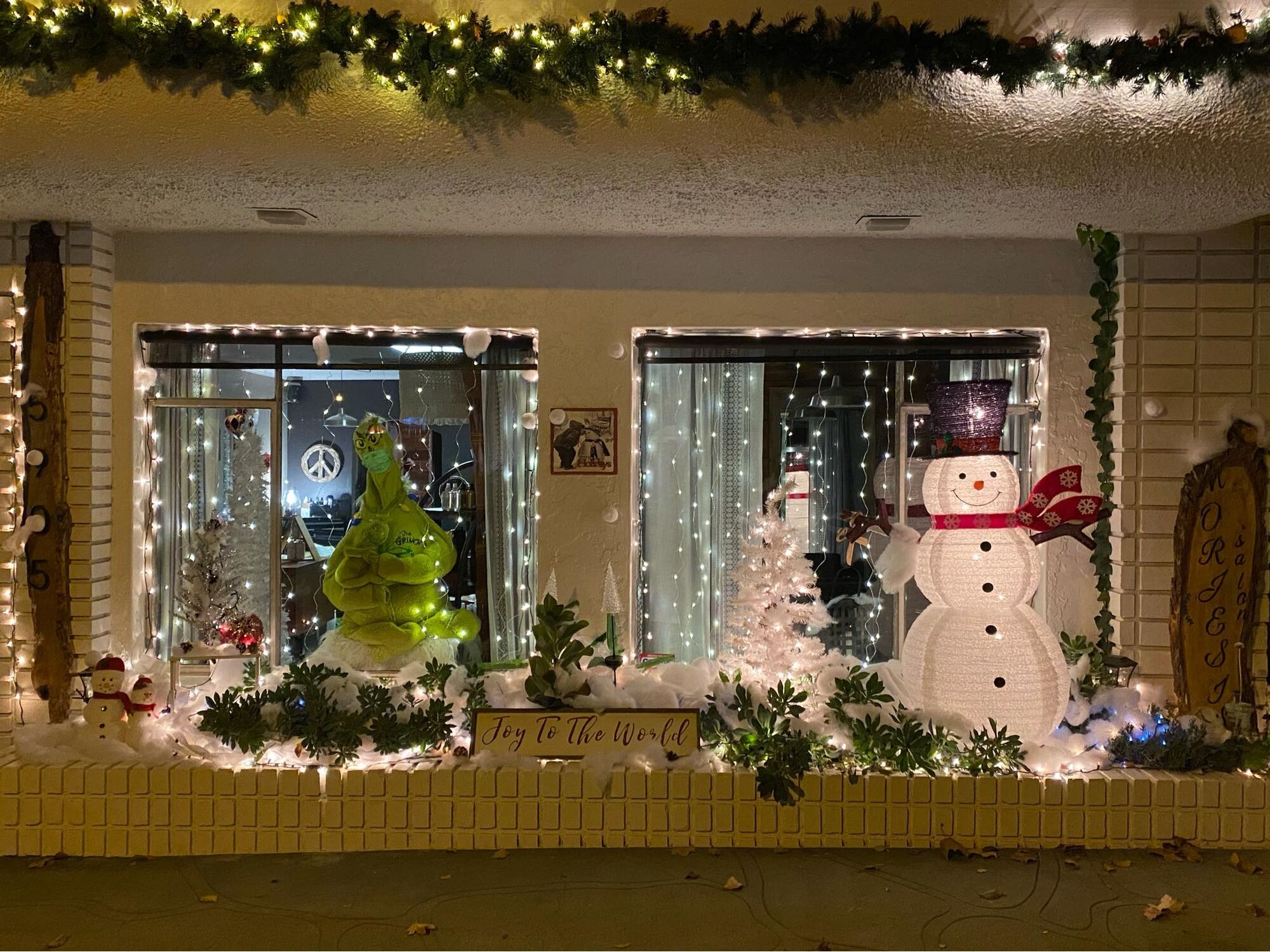 Morjesi Salon Takes First Prize In Window Decoration Competition
