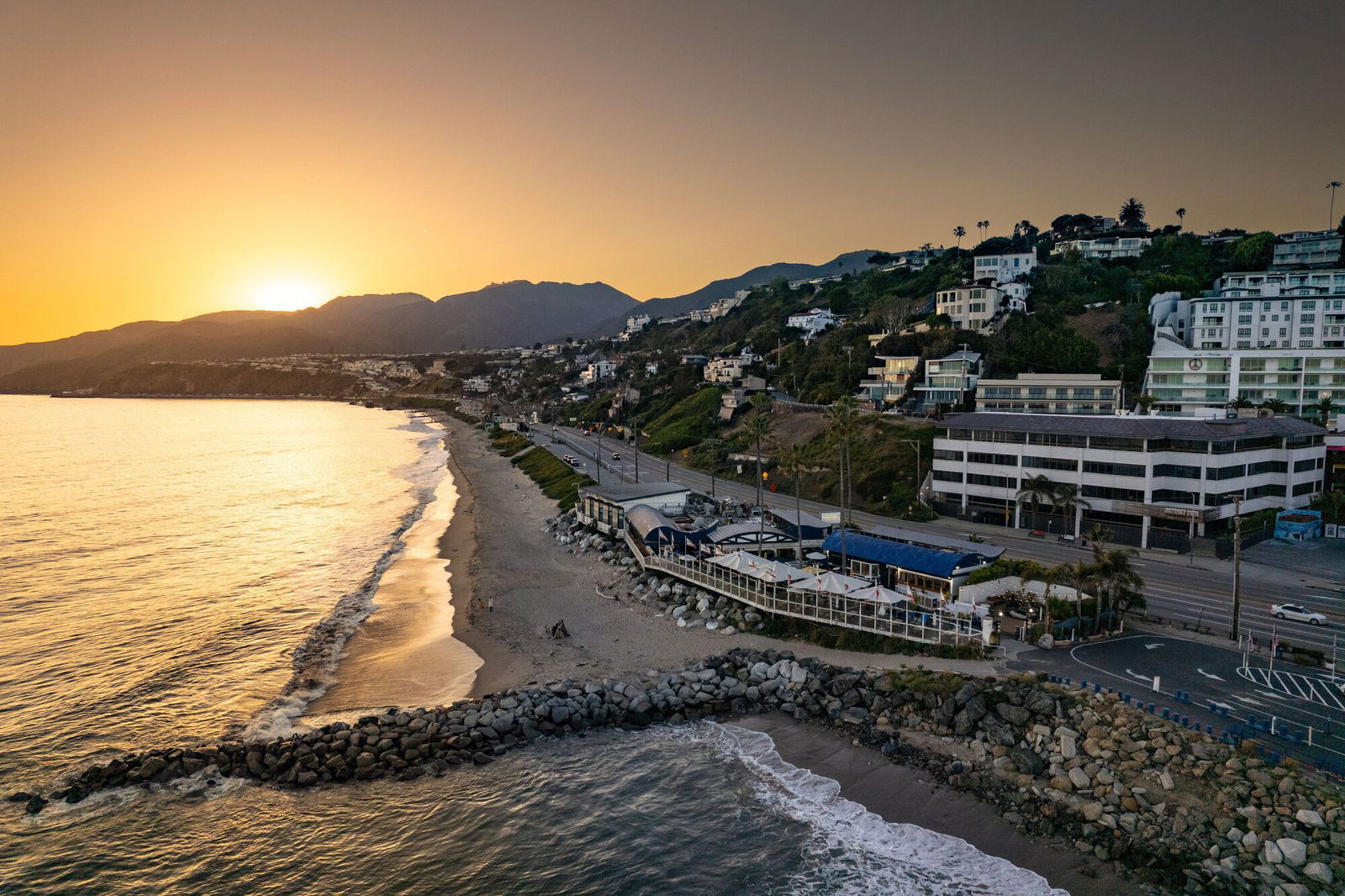Gladstones&nbsp;Malibu to honor LAFD&nbsp;firefighters