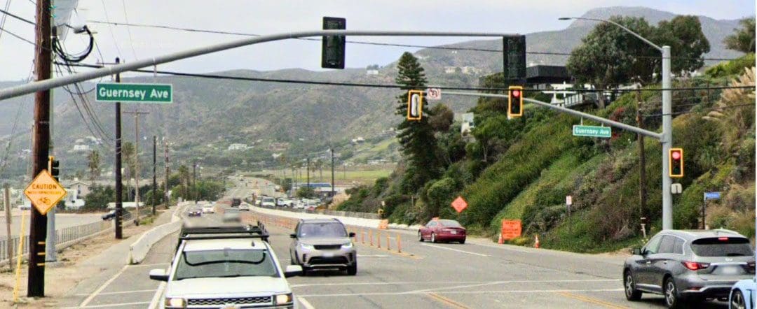 Traffic signal at Guernsey stays