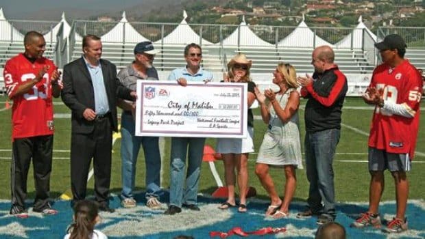 NFL legends host Malibu youth football clinic