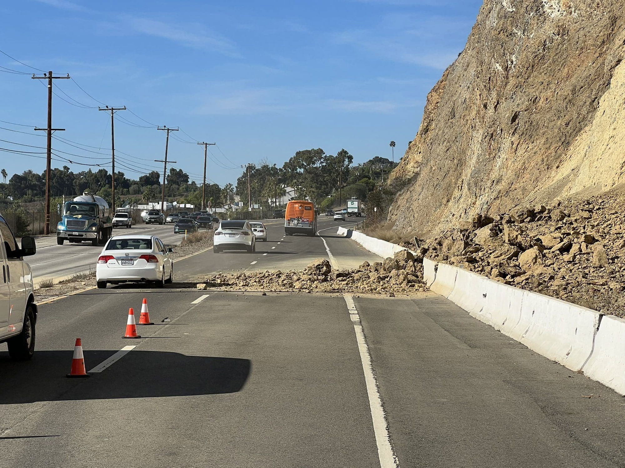 Rockslide causes road closure, Caltrans en route