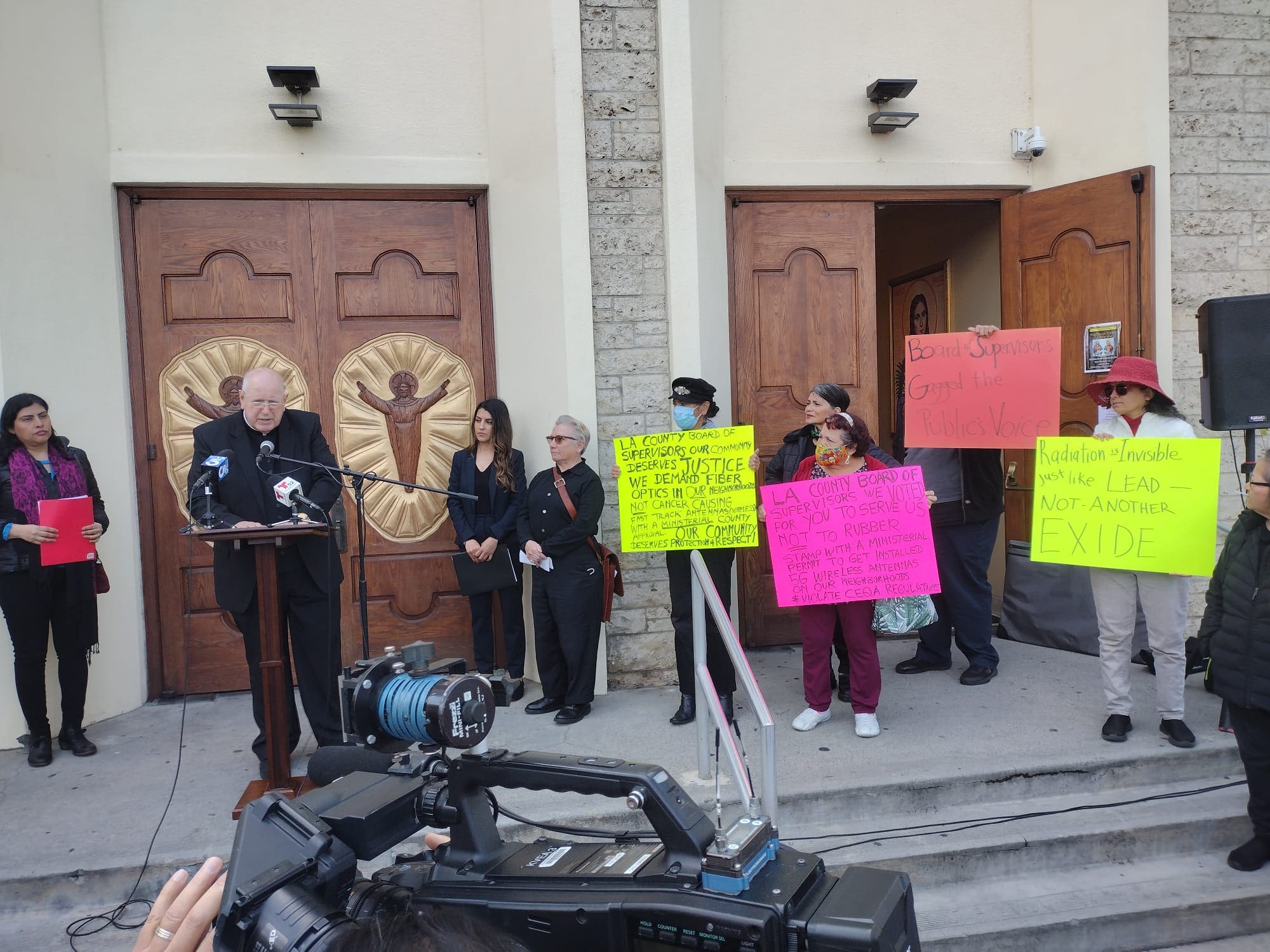Community groups sue LA County over new wireless antenna ordinance