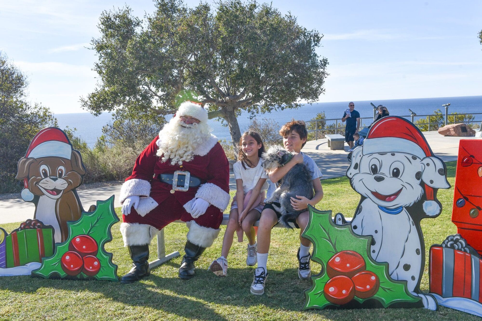 City of Malibu hosts second annual Santa Paws event at Malibu Bluffs Park