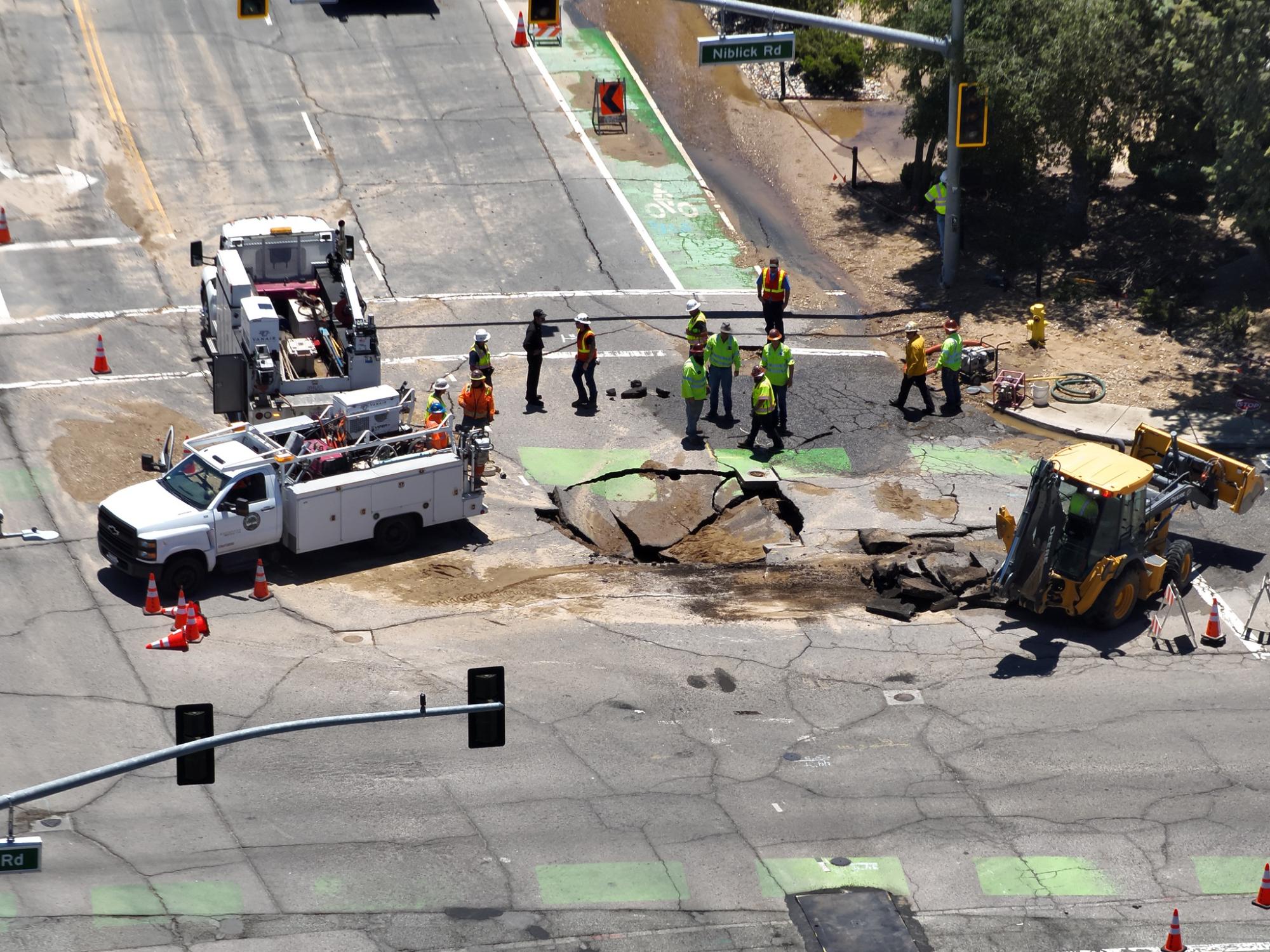 Sinkhole closes major Paso Robles intersection
