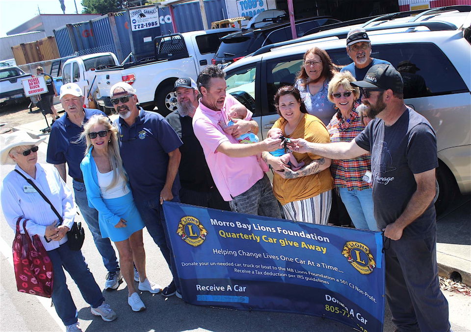 Morro Bay Lions Club gifts minivan to Los Osos family in need
