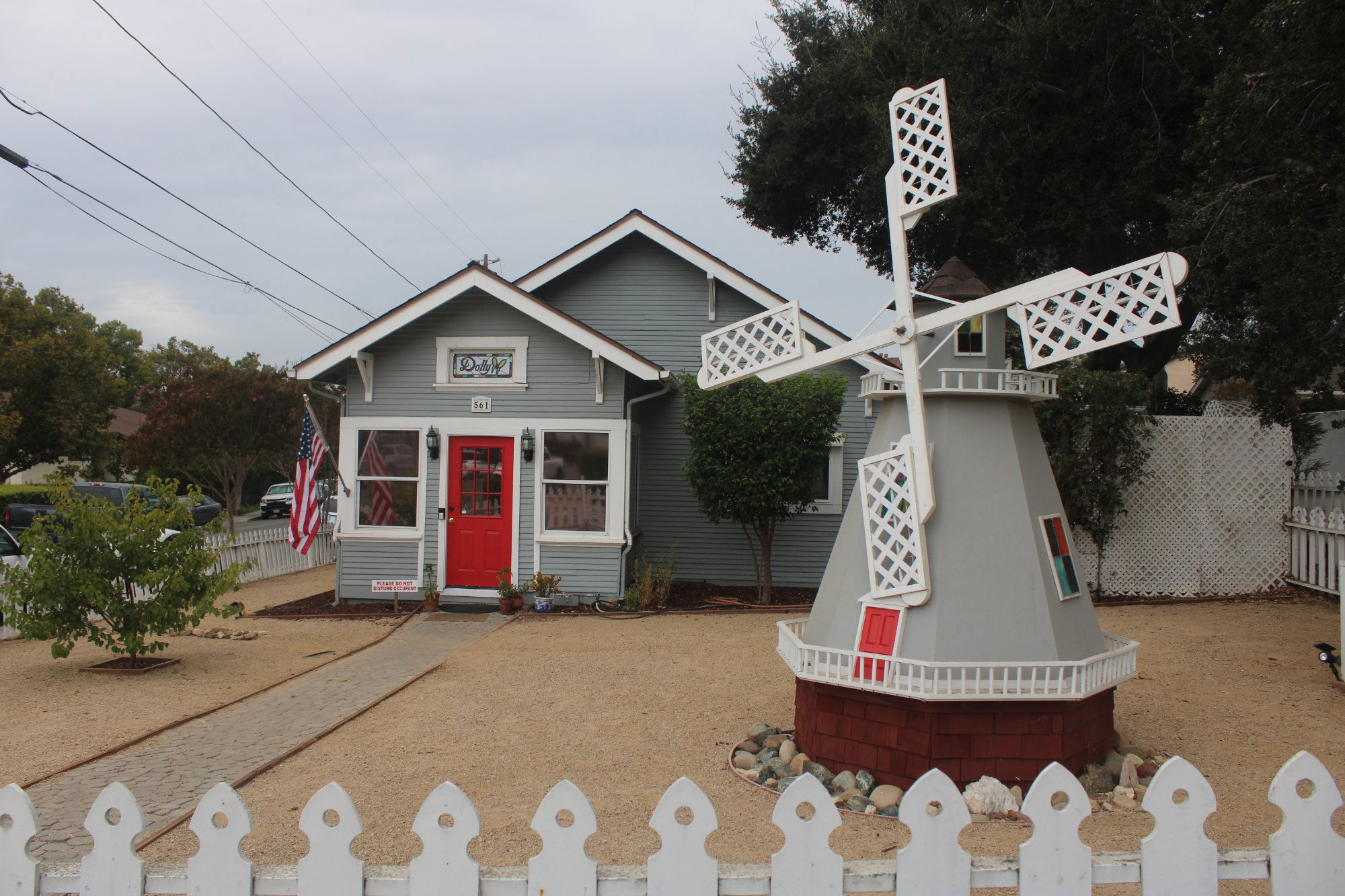 Death of American icon Dolly Parton brings mourners to her former Solvang house