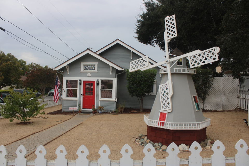 Death of American icon Dolly Parton brings mourners to her former Solvang house