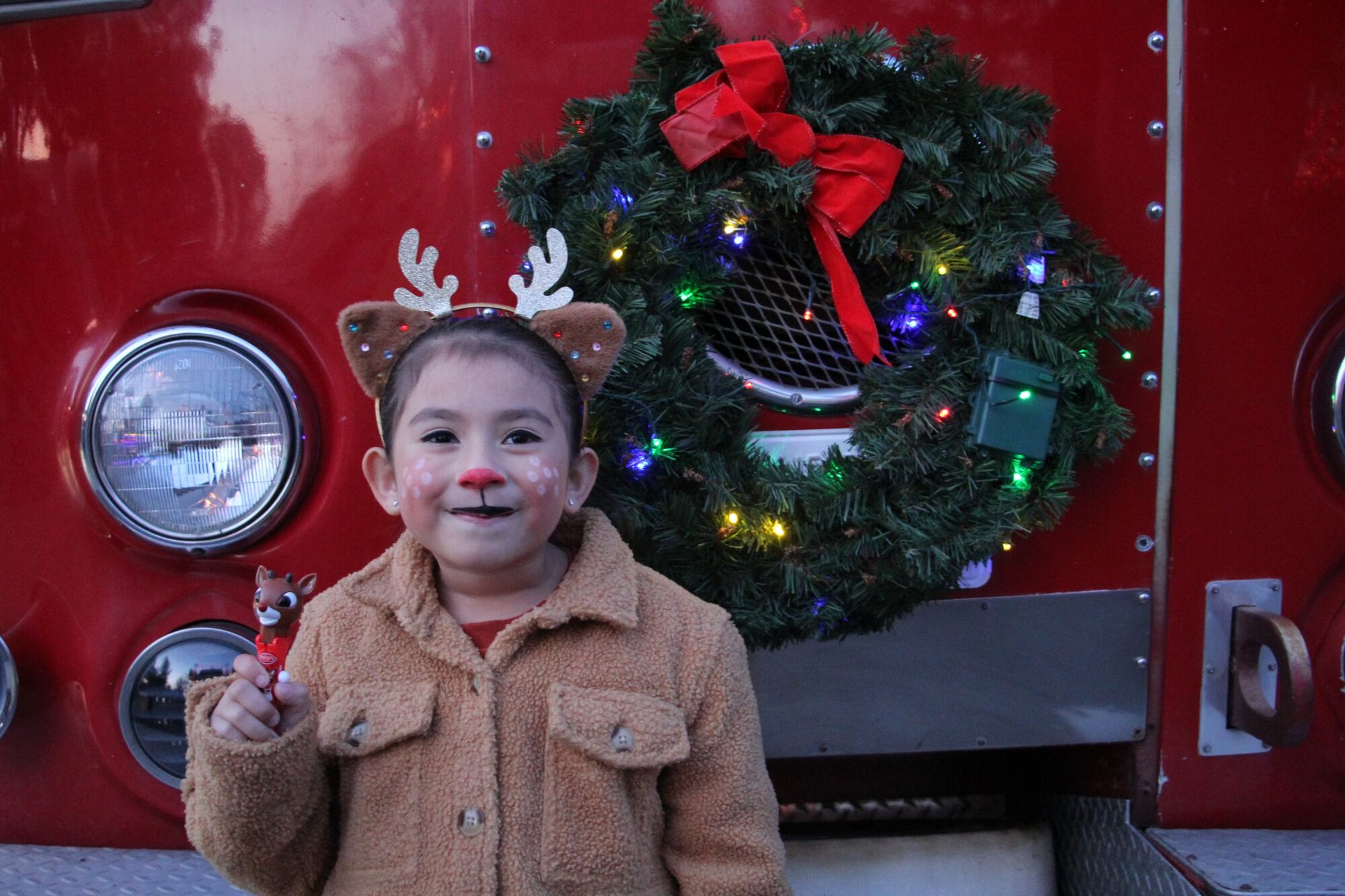Santa brings holiday magic to Shandon in fire truck parade