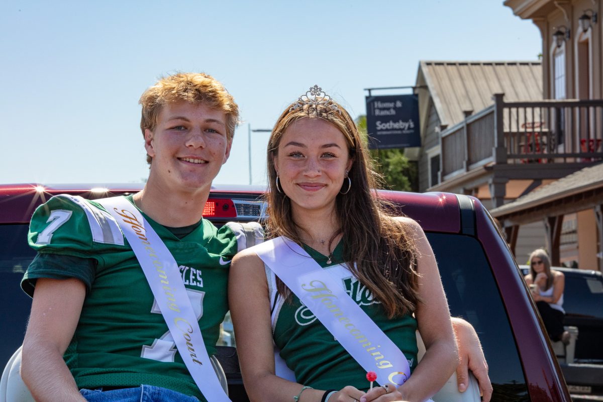 Community shows up to support Templeton High School at Homecoming Parade