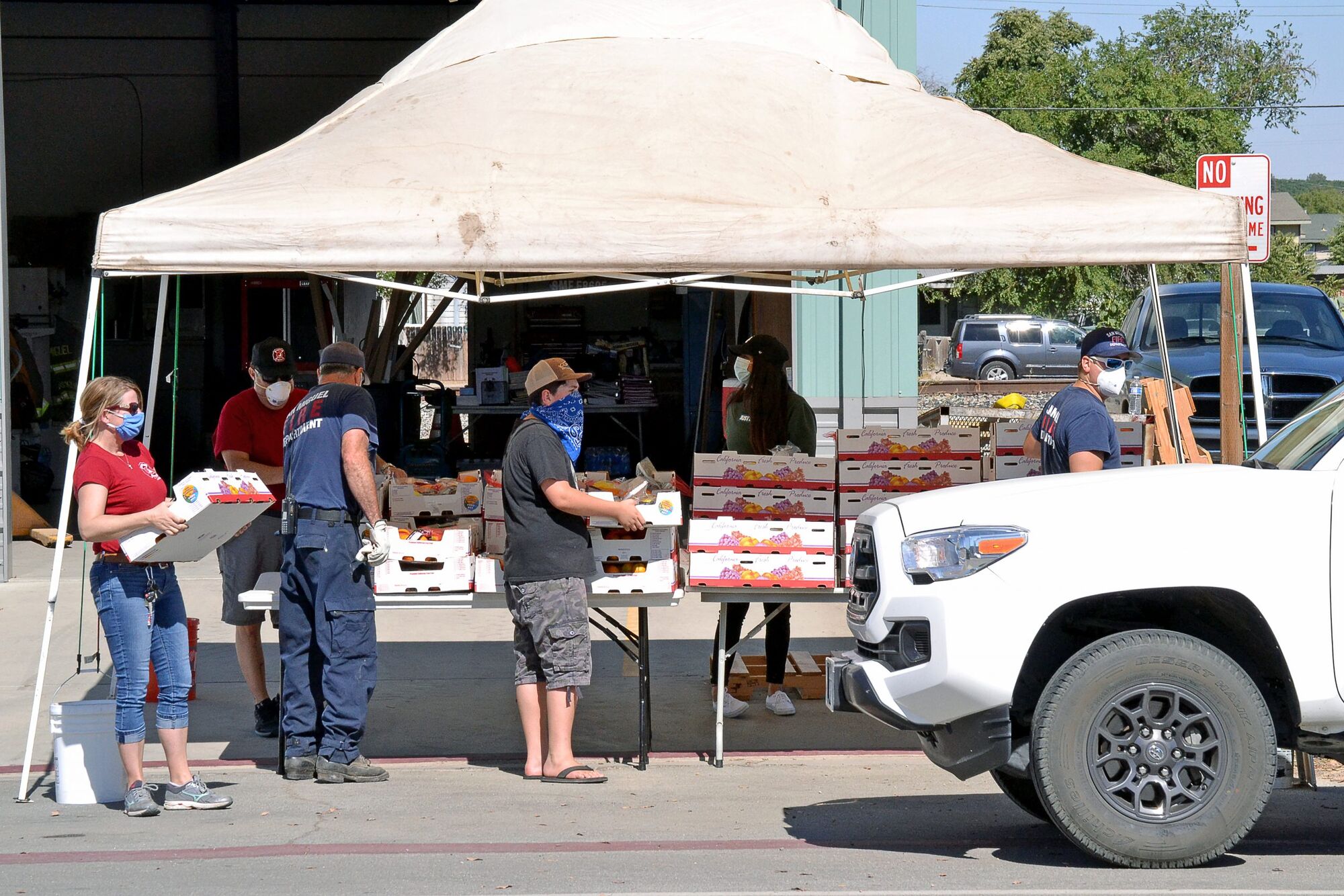 San Miguel Firefighters Association Assists with Fruit Box Giveaway