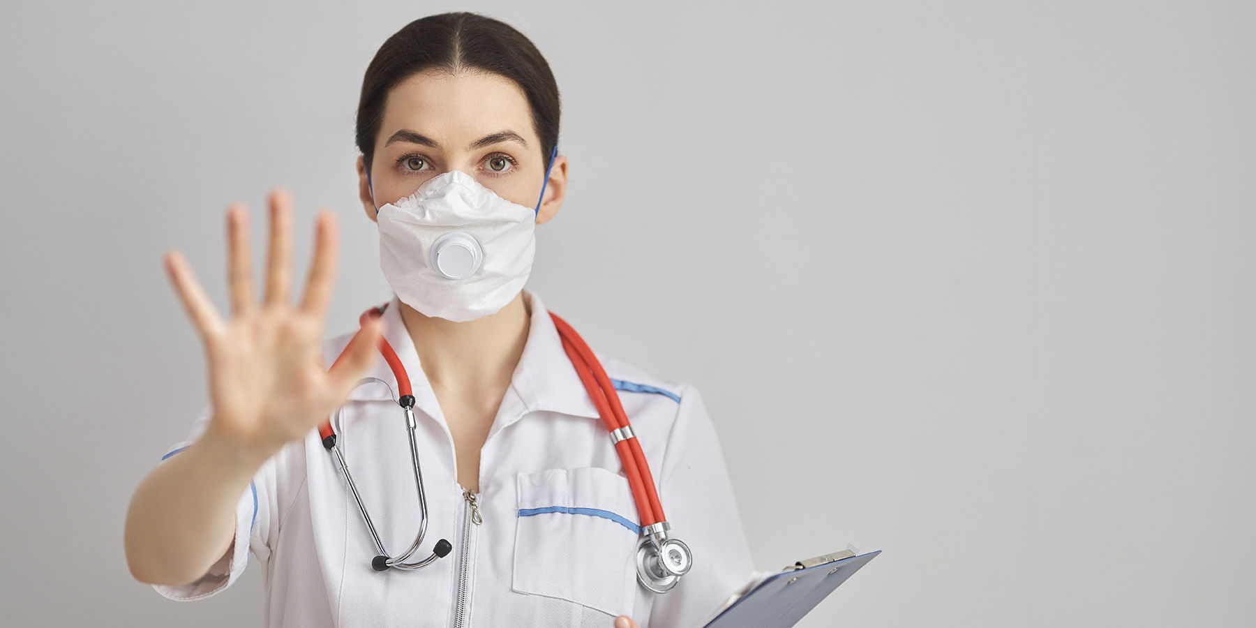 Oficiales de Salud Locales Enfocan la Guía del CDC en Cobertores de Tela para Cara