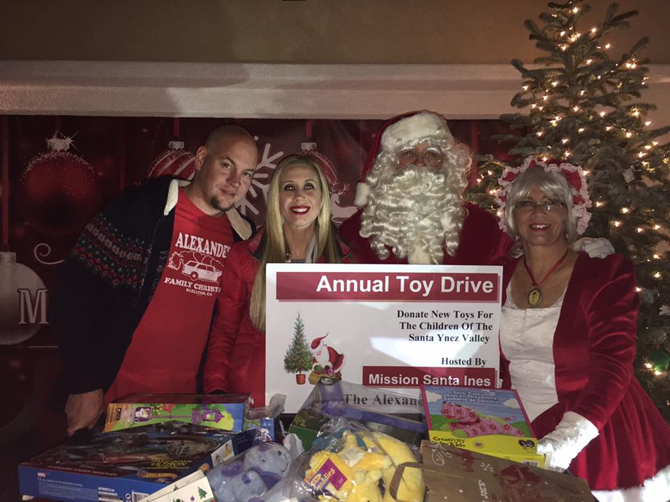 Alexander family brightens the season once again with light show, toy drive