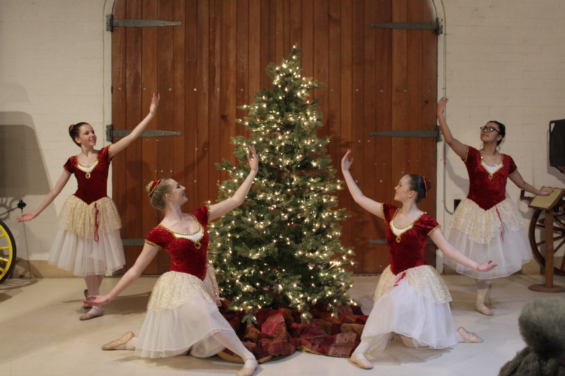 Santa Ynez kicks off holiday season with tree lighting