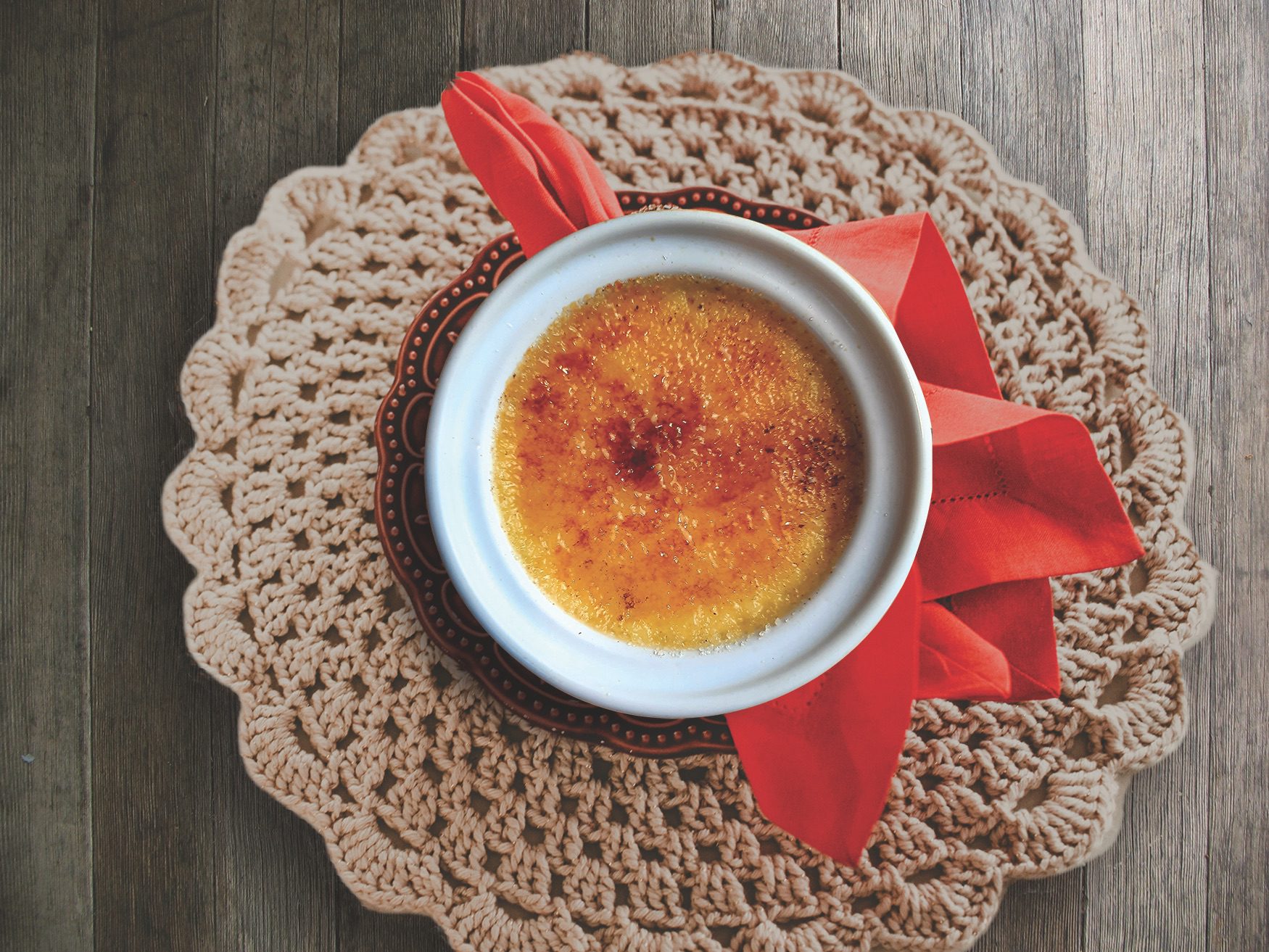 Preparing the perfect crème brûlée